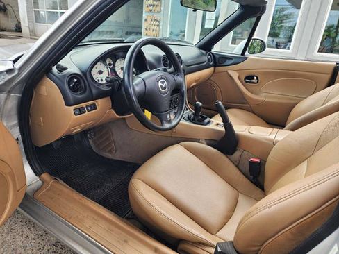 Used 2001 MAZDA MX-5 Miata RWD image 10