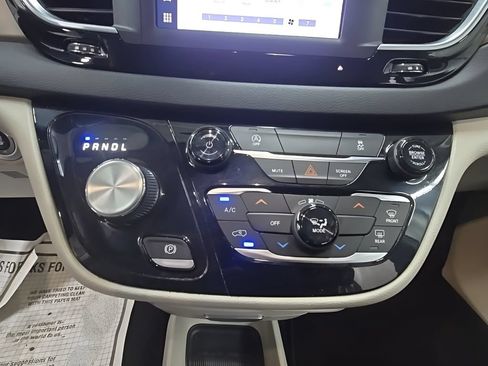 Used 2022 Chrysler Voyager LX FWD image 32