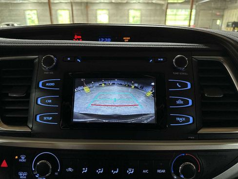 Used 2019 Toyota Highlander LE AWD/4WD image 24