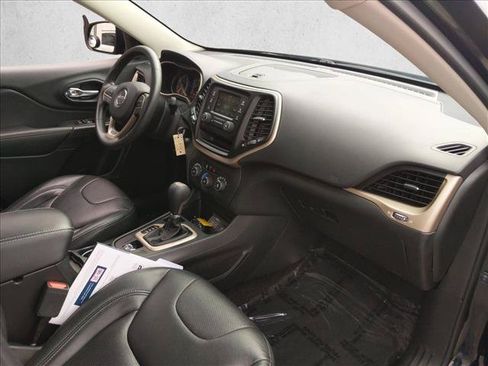 Used 2016 Jeep Cherokee Sport FWD image 19