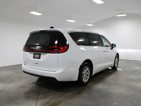 Used 2024 Chrysler Pacifica Touring-L image 9