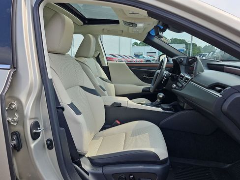 Used 2025 Lexus ES 300h w/ Premium Package FWD image 34