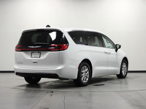 Used 2025 Chrysler Pacifica Select image 4