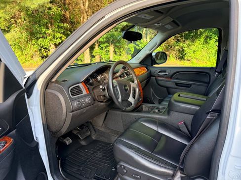 Used 2013 Chevrolet Tahoe LT AWD/4WD image 2