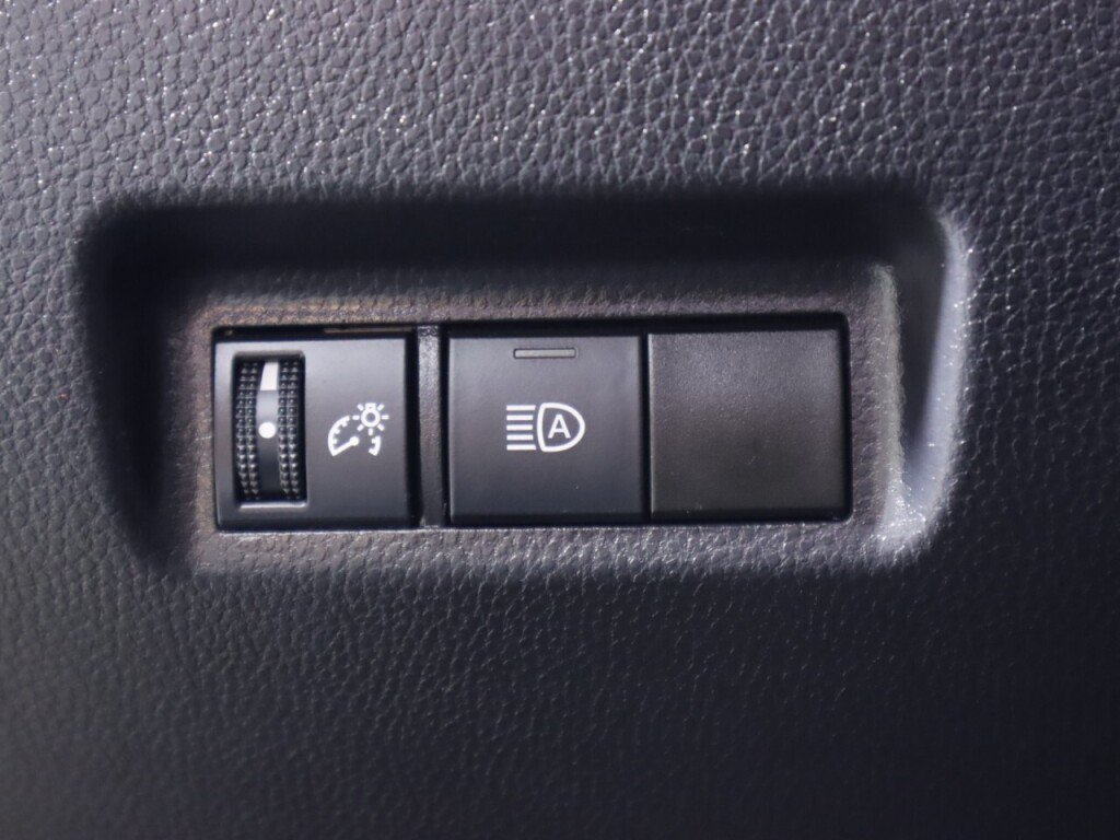 Used 2021 Toyota RAV4 LE FWD image 10