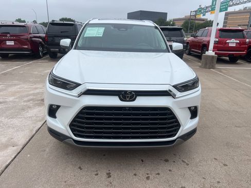 Used 2025 Toyota Grand Highlander AWD image 5