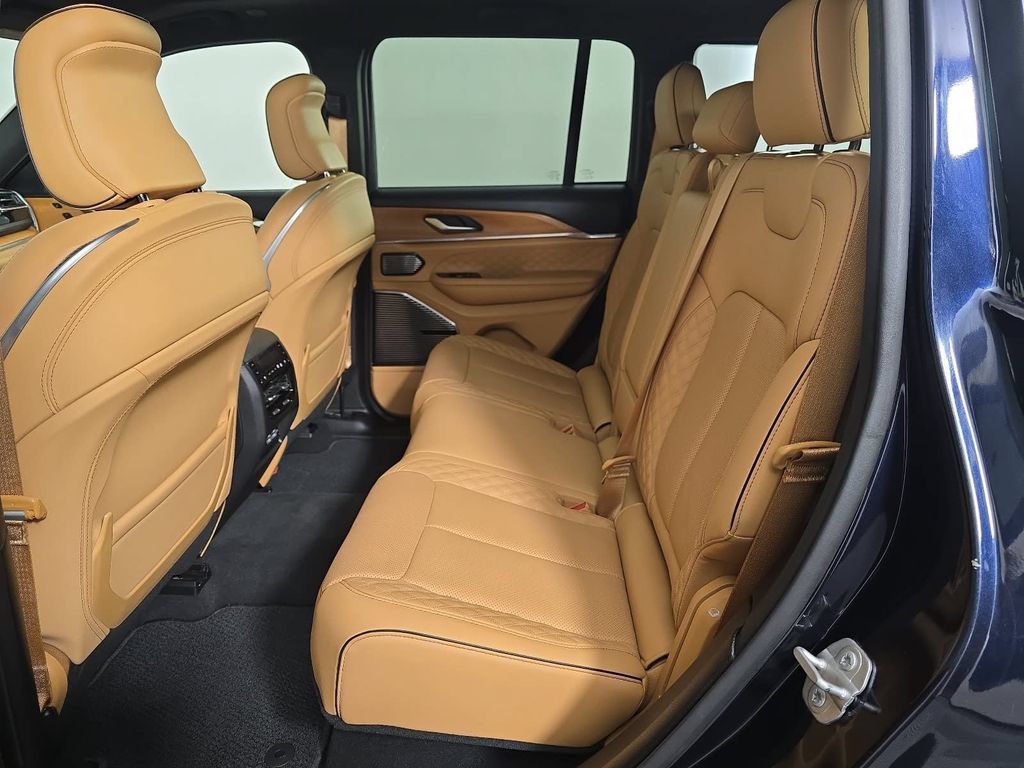 Used 2023 Jeep Grand Cherokee Summit AWD/4WD image 10