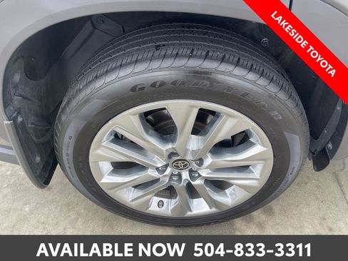 Used 2023 Toyota Highlander Limited FWD image 11