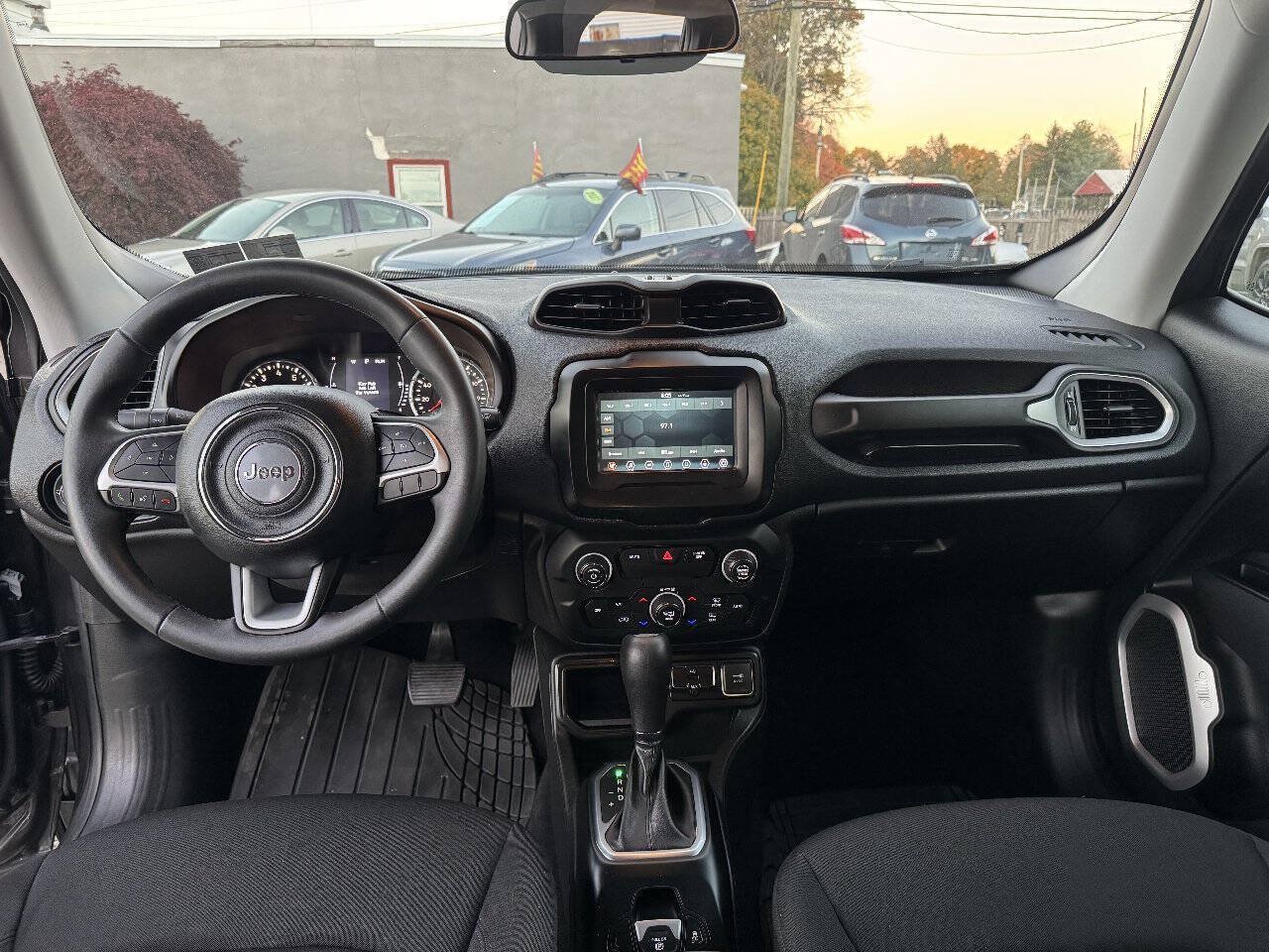 Used 2018 Jeep Renegade Latitude FWD image 22