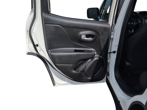Used 2023 Jeep Renegade Latitude AWD/4WD image 14