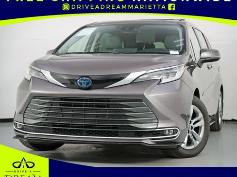 Used 2024 Toyota Sienna Limited image 1