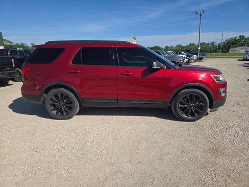 Used 2017 Ford Explorer XLT FWD image 2