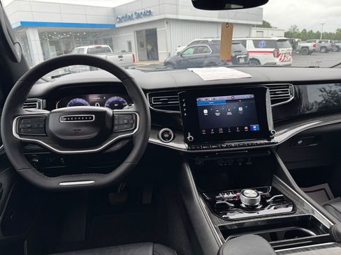 Used 2022 Jeep Wagoneer Series III w/ Rear Seat Video Group 1 image 15