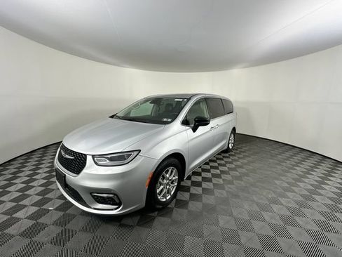 Certified 2024 Chrysler Pacifica Touring-L FWD image 2