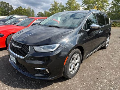 Used 2023 Chrysler Pacifica Limited FWD image 3