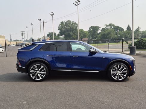 Certified 2024 Cadillac Lyriq Luxury AWD/4WD image 8