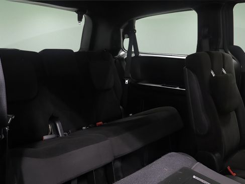 Used 2018 Dodge Grand Caravan SE FWD image 17
