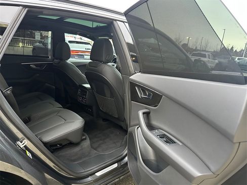 Used 2021 Audi Q8 Prestige w/ Prestige Package image 13