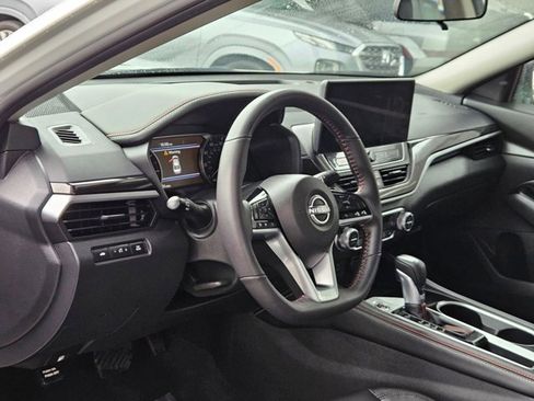 Used 2025 Nissan Altima 2.5 SR w/ SR Premium Package image 10