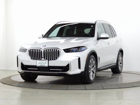 Used 2025 BMW X5 xDrive50e image 3