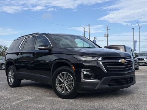 Used 2023 Chevrolet Traverse LT FWD image 2