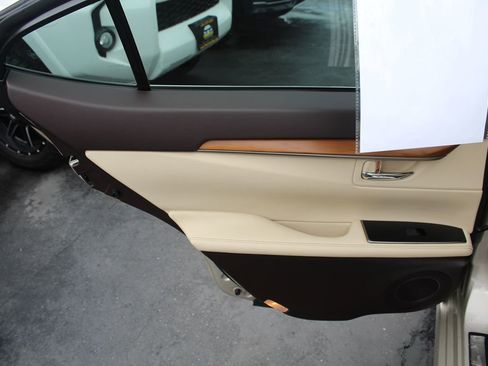 Used 2018 Lexus ES 300h image 24