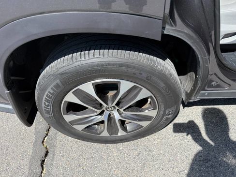 Used 2021 Toyota Highlander XLE AWD/4WD image 15