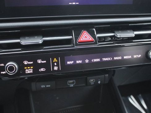 Used 2023 Kia Niro EX image 7