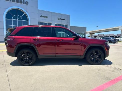 Used 2024 Jeep Grand Cherokee Altitude AWD/4WD image 16