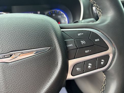 Used 2022 Chrysler Pacifica Touring-L image 27