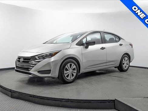 Used 2025 Nissan Versa S FWD image 2
