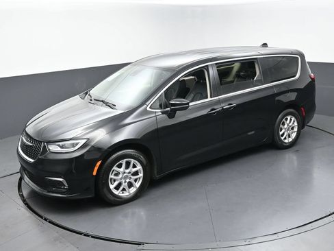 Used 2023 Chrysler Pacifica Touring-L FWD image 43