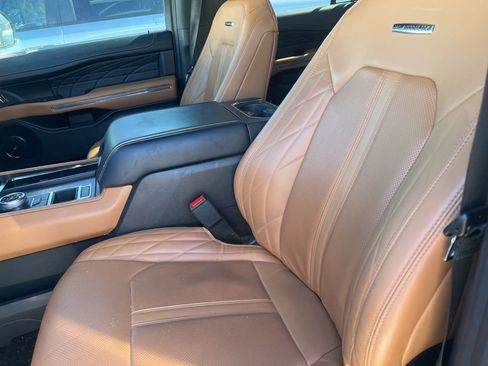 Used 2023 Ford Expedition Platinum image 7