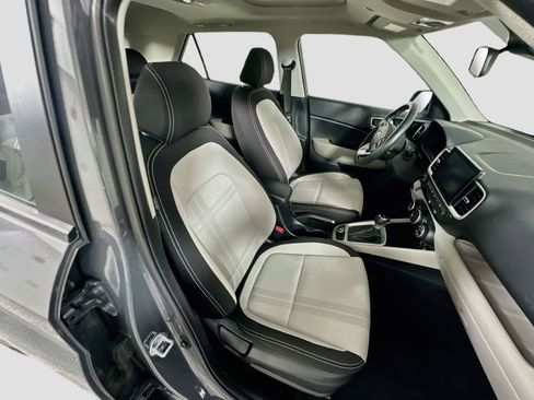 Used 2025 Hyundai Venue SEL FWD image 30