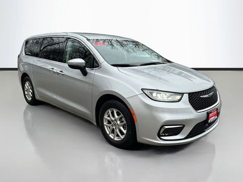 Used 2023 Chrysler Pacifica Touring-L image 3