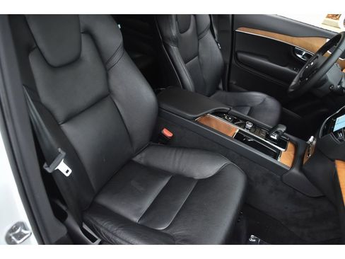 Certified 2023 Volvo XC90 B5 Plus image 32