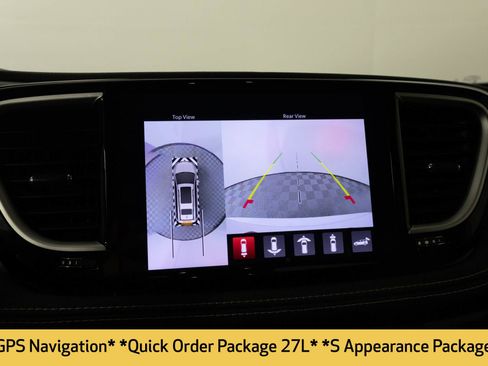 Used 2021 Chrysler Pacifica Touring-L w/ Uconnect Theater Family Group image 7