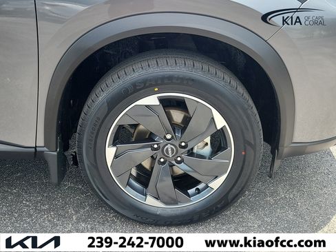 Used 2025 Nissan Rogue SV w/ SV Premium Package FWD image 7