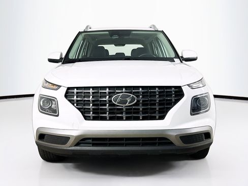 Used 2025 Hyundai Venue SEL FWD image 2