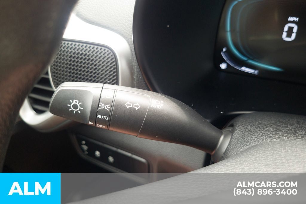 Used 2025 Kia Soul LX w/ LX Technology Package FWD image 31