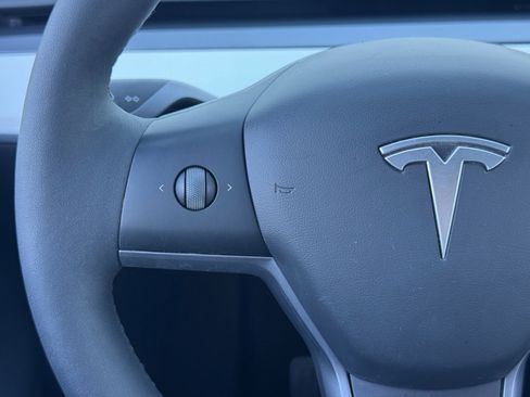 Used 2022 Tesla Model Y Long Range image 19