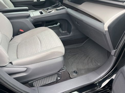 Used 2021 Toyota Sienna LE image 10