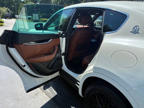 Used 2019 Maserati Levante AWD/4WD image 15