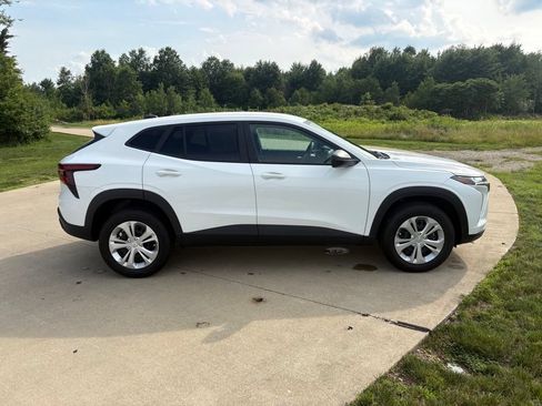 Used 2025 Chevrolet Trax LS FWD image 10