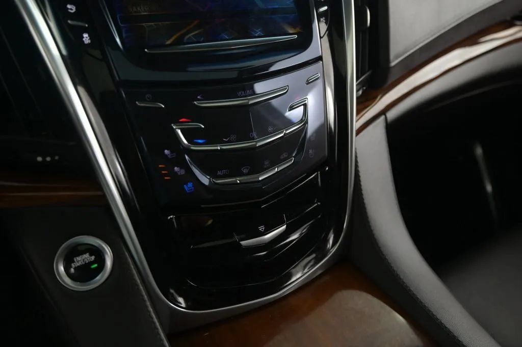 Used 2019 Cadillac Escalade Premium Luxury w/ LPO, Radiant Package AWD/4WD image 23