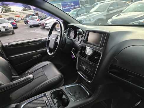 Used 2016 Chrysler Town & Country S w/ Driver Convenience Group image 10