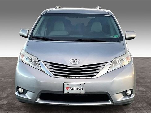 Used 2017 Toyota Sienna XLE image 2