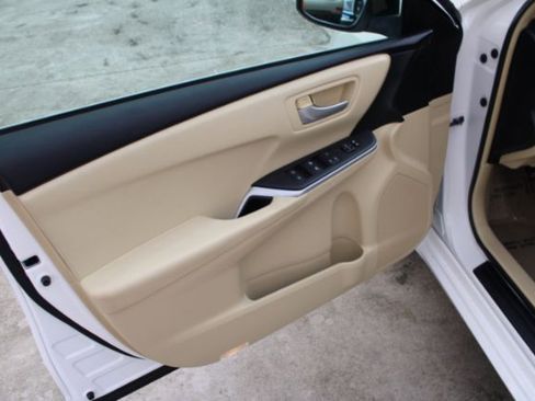 Used 2015 Toyota Camry LE image 9