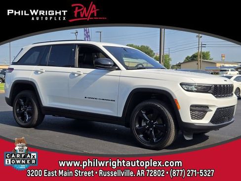 Used 2025 Jeep Grand Cherokee Altitude RWD image 1
