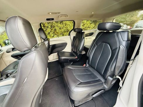 Used 2022 Chrysler Pacifica Touring-L image 34